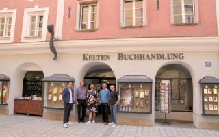Markus Renk und Kolleginnen der Keltenbuchhandlung Hallein vor der Buchhandlung.