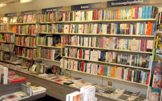 Innenaufnahme der Keltenbuchhandlung Hallein mit Buchregalen.