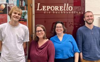 Kolleginnen der Leporello Buchhandlung vor der Buchhandlung.