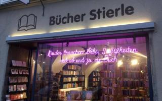 Fassade der Buchhandlung Stierle Salzburg.