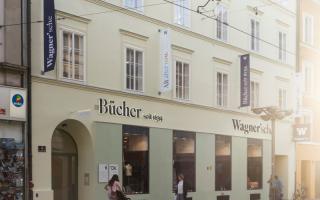 Fassade der Wagnerschen Buchhandlung Innsbruck.
