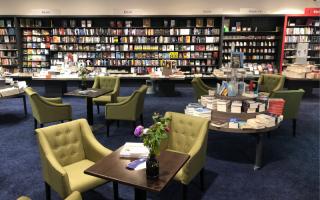 Gemütliche Sitzgelegenheiten in der Wagnerschen Buchhandlung Innsbruck.